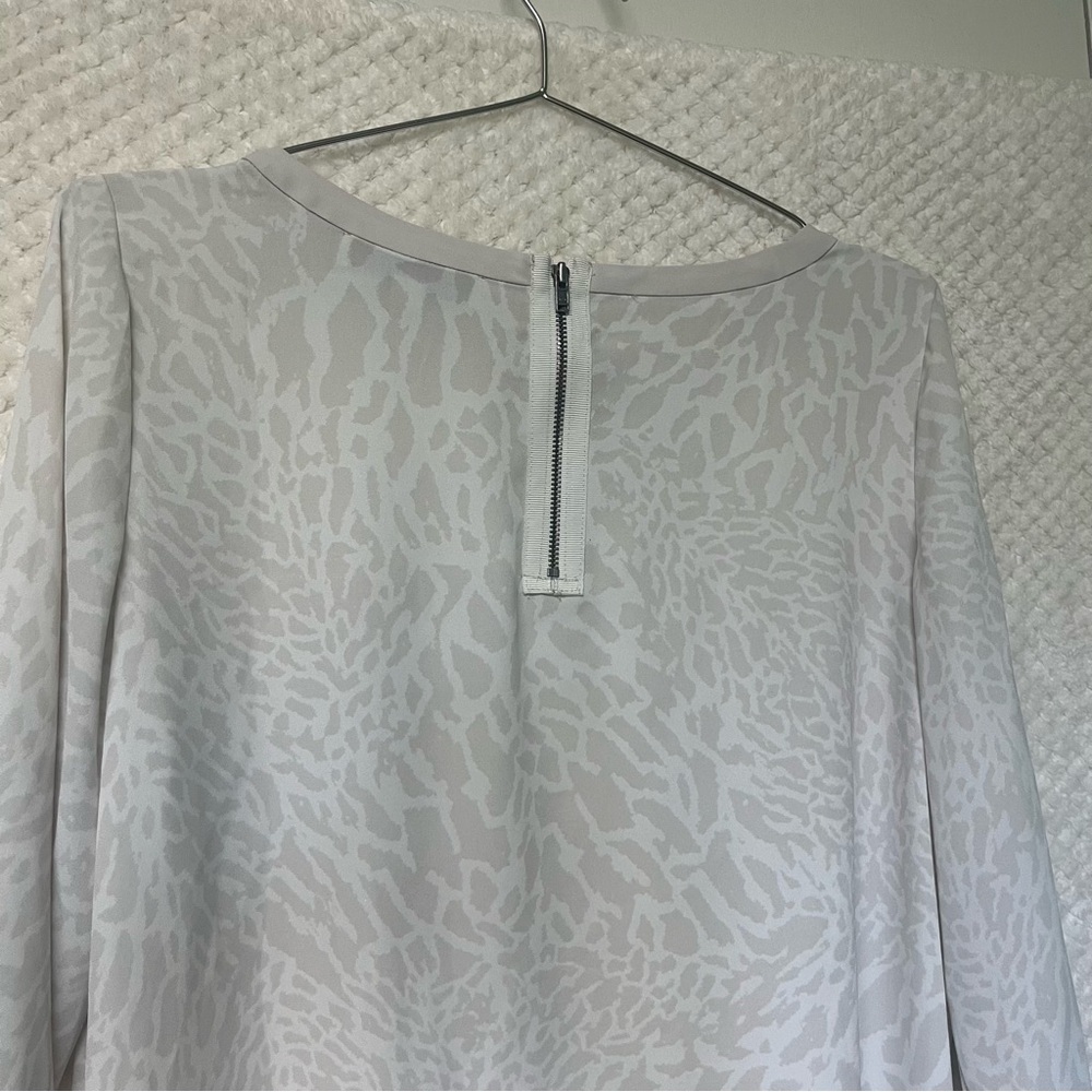 LOFT Womens Long Sleeve Blouse Round Neckline Animal Print Leightweight Sz MP - Picture 5 of 6